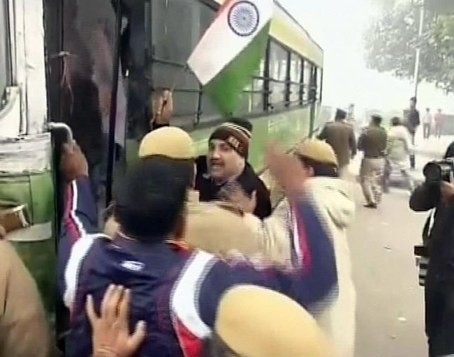 गैंगरेप: दिल्‍ली में धारा 144, प्रदर्शनकारियों को जबरन हटाया गया