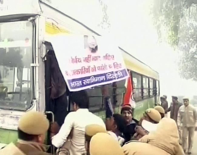 गैंगरेप: दिल्‍ली में धारा 144, प्रदर्शनकारियों को जबरन हटाया गया