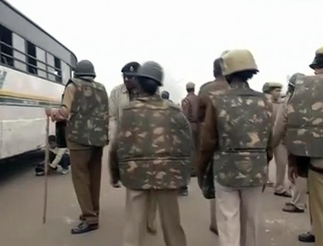 गैंगरेप: दिल्‍ली में धारा 144, प्रदर्शनकारियों को जबरन हटाया गया