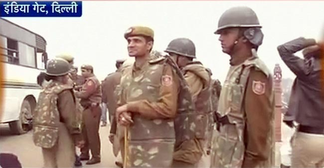 गैंगरेप: दिल्‍ली में धारा 144, प्रदर्शनकारियों को जबरन हटाया गया