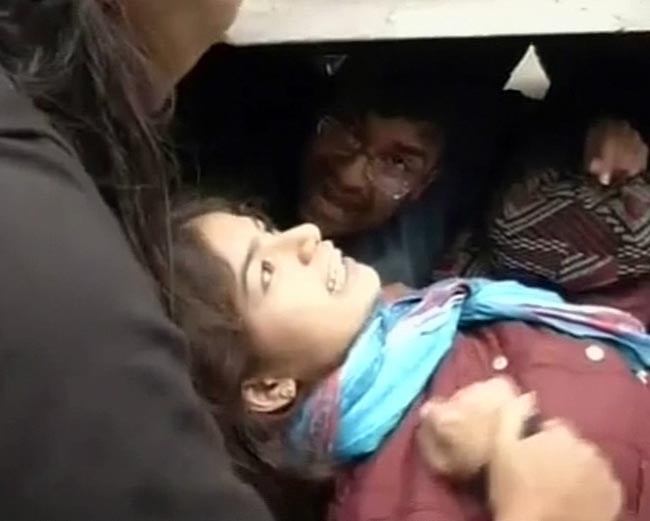 गैंगरेप: दिल्‍ली में धारा 144, प्रदर्शनकारियों को जबरन हटाया गया