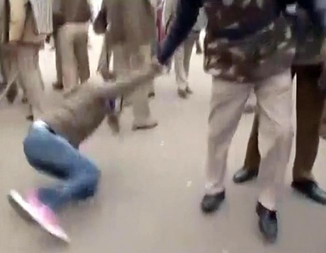 गैंगरेप: दिल्‍ली में धारा 144, प्रदर्शनकारियों को जबरन हटाया गया