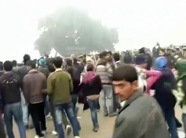 गैंगरेप: दिल्‍ली में धारा 144, प्रदर्शनकारियों को जबरन हटाया गया