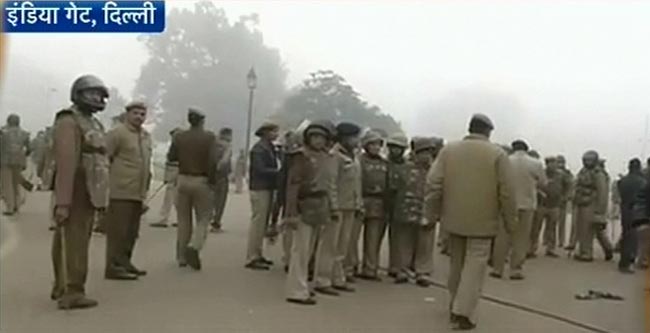 गैंगरेप: दिल्‍ली में धारा 144, प्रदर्शनकारियों को जबरन हटाया गया