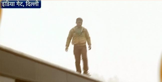 गैंगरेप: दिल्‍ली में धारा 144, प्रदर्शनकारियों को जबरन हटाया गया