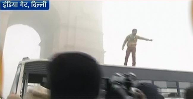 गैंगरेप: दिल्‍ली में धारा 144, प्रदर्शनकारियों को जबरन हटाया गया