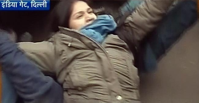 गैंगरेप: दिल्‍ली में धारा 144, प्रदर्शनकारियों को जबरन हटाया गया