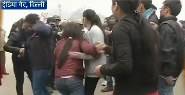 गैंगरेप: दिल्‍ली में धारा 144, प्रदर्शनकारियों को जबरन हटाया गया