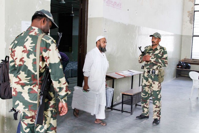 देखें गुजरात विधानसभा चुनाव के आखिरी दौर के मतदान की तस्वीरें