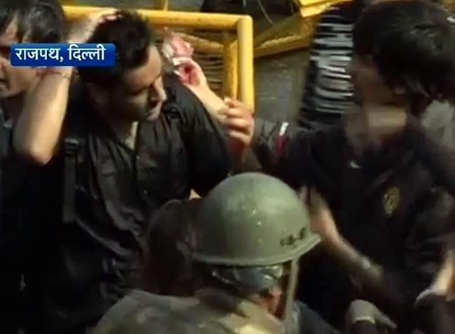 गैंगरेप: प्रदर्शनकारियों पर पुलिस ने भांजी लाठियां