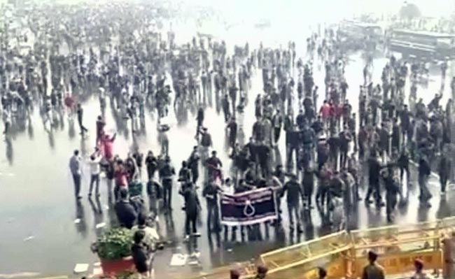 गैंगरेप: प्रदर्शनकारियों पर पुलिस ने भांजी लाठियां