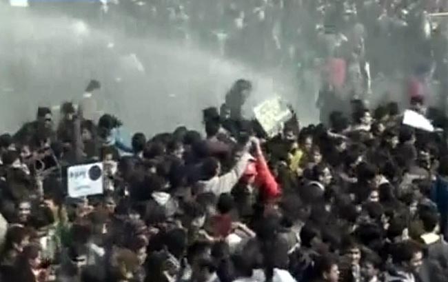 गैंगरेप: प्रदर्शनकारियों पर पुलिस ने भांजी लाठियां