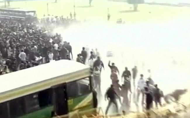 गैंगरेप: प्रदर्शनकारियों पर पुलिस ने भांजी लाठियां