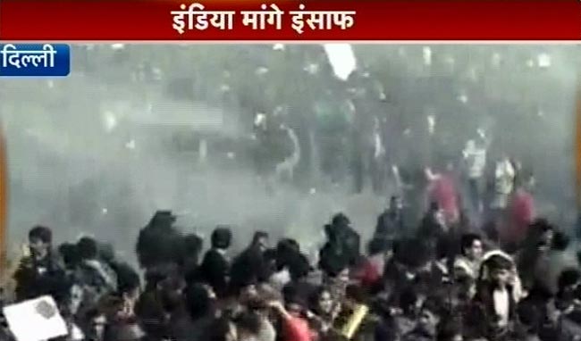 गैंगरेप: प्रदर्शनकारियों पर पुलिस ने भांजी लाठियां