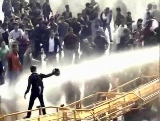 गैंगरेप: प्रदर्शनकारियों पर पुलिस ने भांजी लाठियां