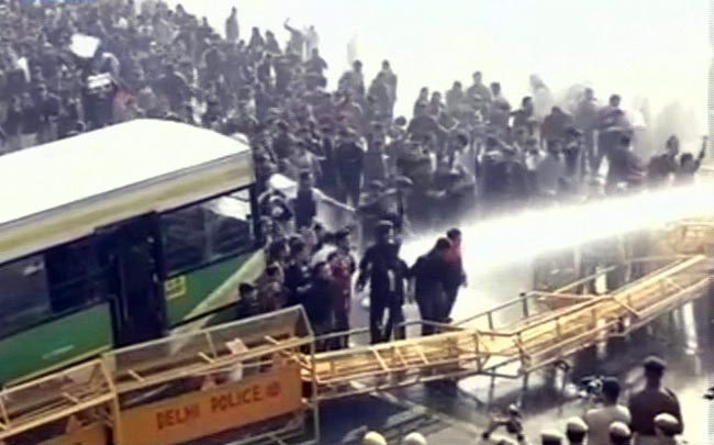 गैंगरेप: प्रदर्शनकारियों पर पुलिस ने भांजी लाठियां