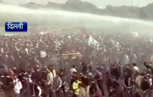 गैंगरेप: प्रदर्शनकारियों पर पुलिस ने भांजी लाठियां