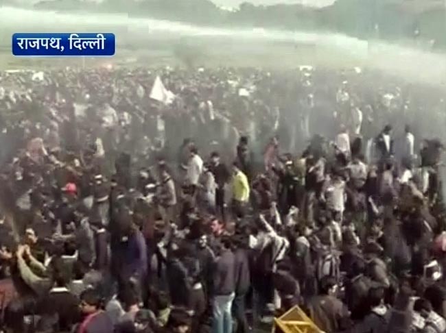 गैंगरेप: प्रदर्शनकारियों पर पुलिस ने भांजी लाठियां