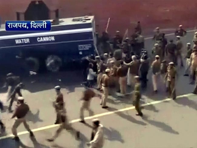 गैंगरेप: प्रदर्शनकारियों पर पुलिस ने भांजी लाठियां