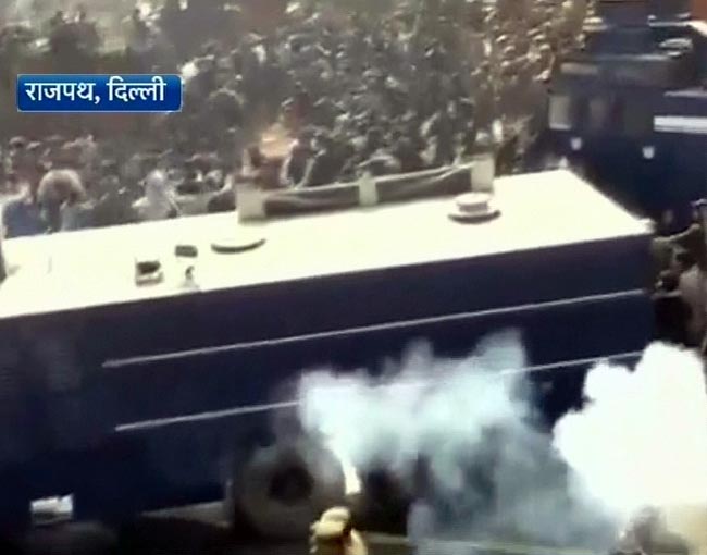 गैंगरेप: प्रदर्शनकारियों पर पुलिस ने भांजी लाठियां