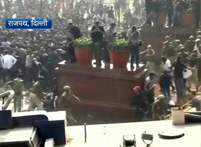 गैंगरेप: प्रदर्शनकारियों पर पुलिस ने भांजी लाठियां