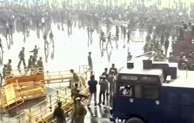 गैंगरेप: प्रदर्शनकारियों पर पुलिस ने भांजी लाठियां