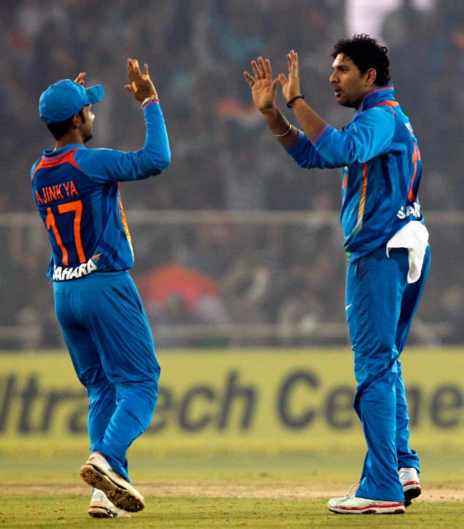 युवी के 'छक्कों' और डिंडा के 'झटकों' से जीता भारत | पढ़ें