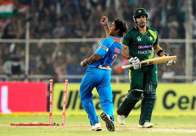 युवी के 'छक्कों' और डिंडा के 'झटकों' से जीता भारत | पढ़ें