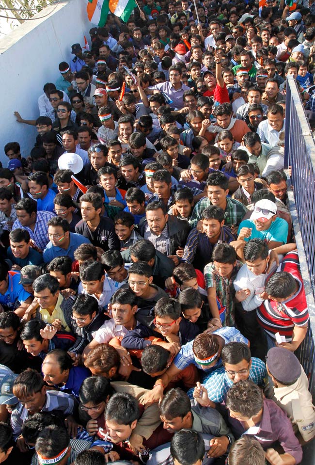 युवी के 'छक्कों' और डिंडा के 'झटकों' से जीता भारत | पढ़ें