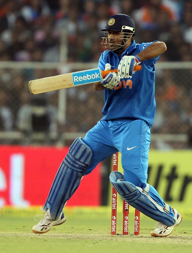 युवी के 'छक्कों' और डिंडा के 'झटकों' से जीता भारत | पढ़ें