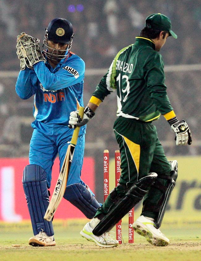 युवी के 'छक्कों' और डिंडा के 'झटकों' से जीता भारत | पढ़ें