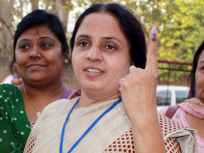 देखें गुजरात विधानसभा चुनाव के आखिरी दौर के मतदान की तस्वीरें