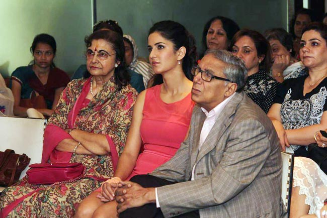 कैंसर पीड़ितों से मिलने पहुंची कैटरीना कैफ | कैटरीना की अदाएं