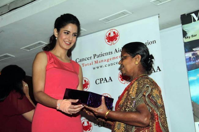 कैंसर पीड़ितों से मिलने पहुंची कैटरीना कैफ | कैटरीना की अदाएं