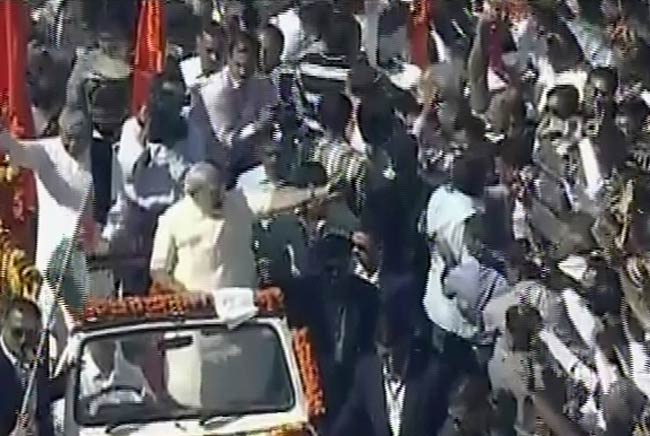 गुजरात: भव्‍य समारोह में नरेंद्र मोदी की ताजपोशी