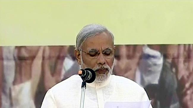 गुजरात: भव्‍य समारोह में नरेंद्र मोदी की ताजपोशी