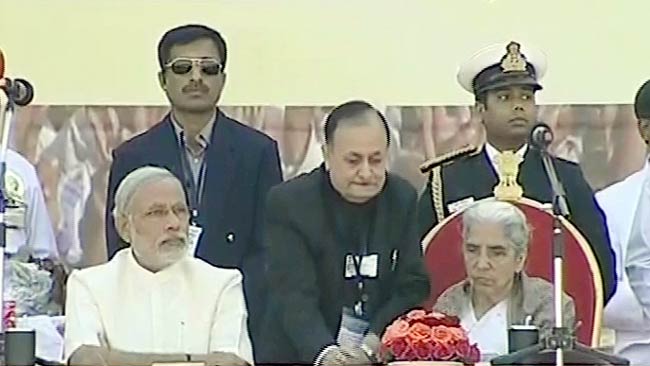 गुजरात: भव्‍य समारोह में नरेंद्र मोदी की ताजपोशी