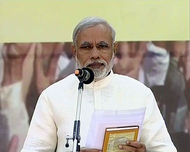 गुजरात: भव्‍य समारोह में नरेंद्र मोदी की ताजपोशी