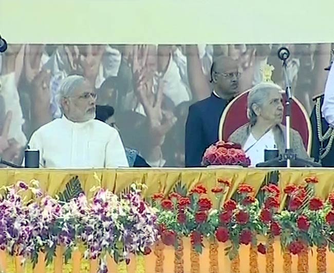 गुजरात: भव्‍य समारोह में नरेंद्र मोदी की ताजपोशी