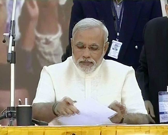 गुजरात: भव्‍य समारोह में नरेंद्र मोदी की ताजपोशी