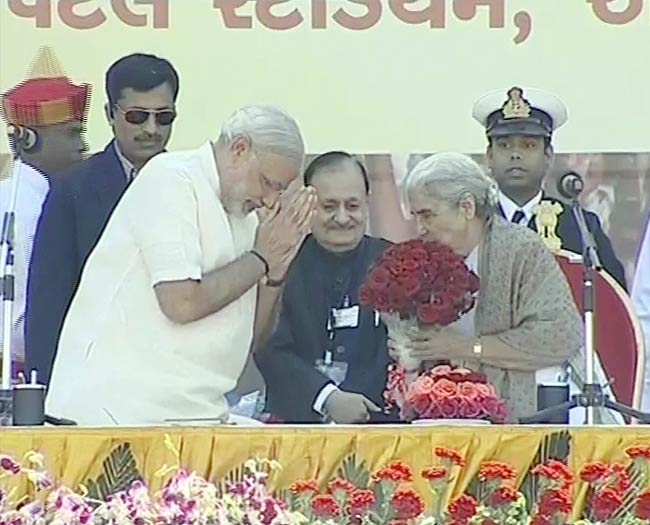 गुजरात: भव्‍य समारोह में नरेंद्र मोदी की ताजपोशी