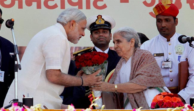 गुजरात: भव्‍य समारोह में नरेंद्र मोदी की ताजपोशी