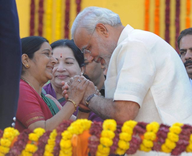 गुजरात: भव्‍य समारोह में नरेंद्र मोदी की ताजपोशी