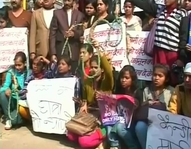 21 दिसंबर, 2012: तस्वीरों में दिनभर की बड़ी खबरें | पढ़ें