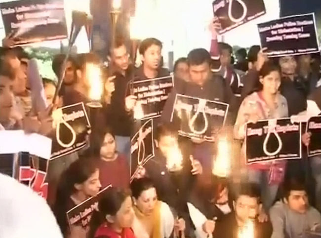 21 दिसंबर, 2012: तस्वीरों में दिनभर की बड़ी खबरें | पढ़ें