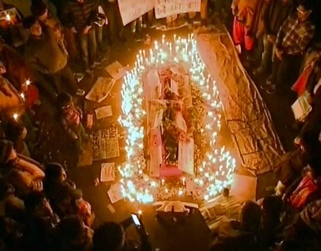 31 दिसंबर 2012: तस्वीरों में दिनभर की बड़ी खबरें