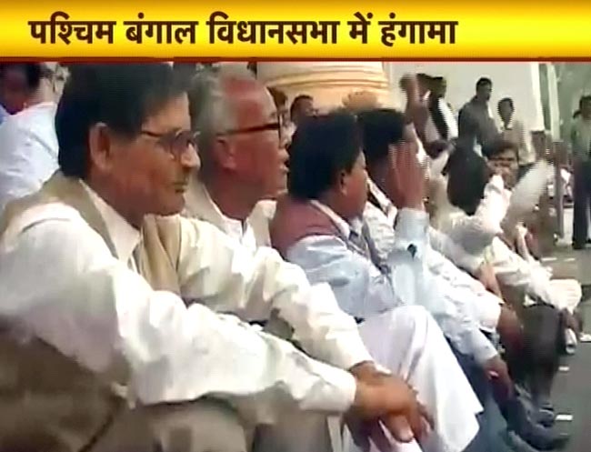 तस्‍वीरों में देखें 11 दिसंबर 2012 की अहम खबरें