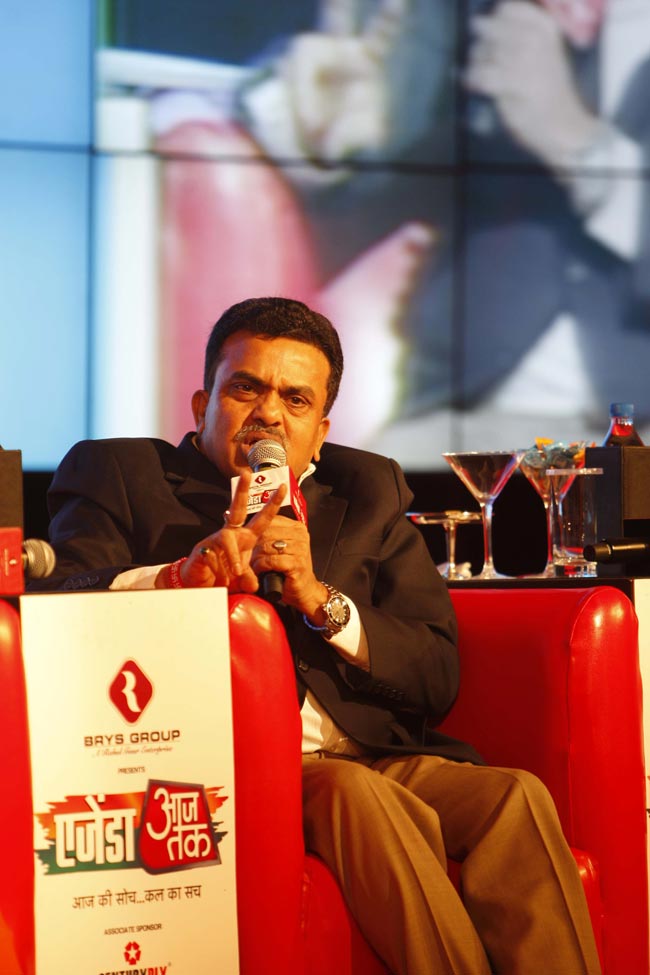 काले धन पर रामदेव और निरुपम की तीखी तकरार