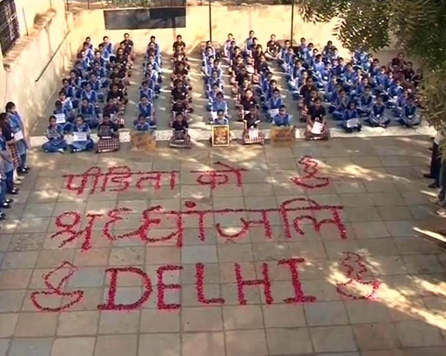 गैंगरेप पीड़िता की मौत के बाद शांतिपूर्ण प्रदर्शन | शोक में देश