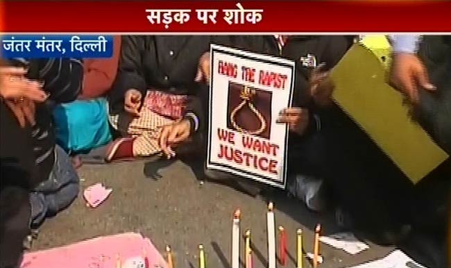 गैंगरेप पीड़िता की मौत के बाद शांतिपूर्ण प्रदर्शन | शोक में देश